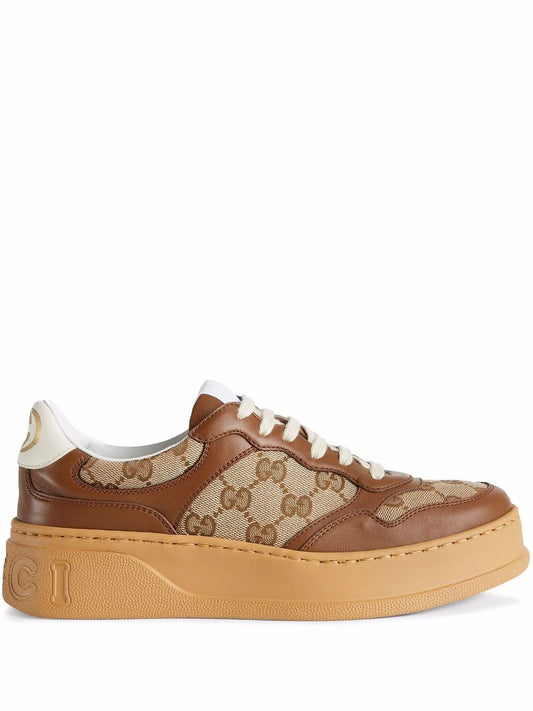 Gucci tenis bajos con relieve GG Mujer