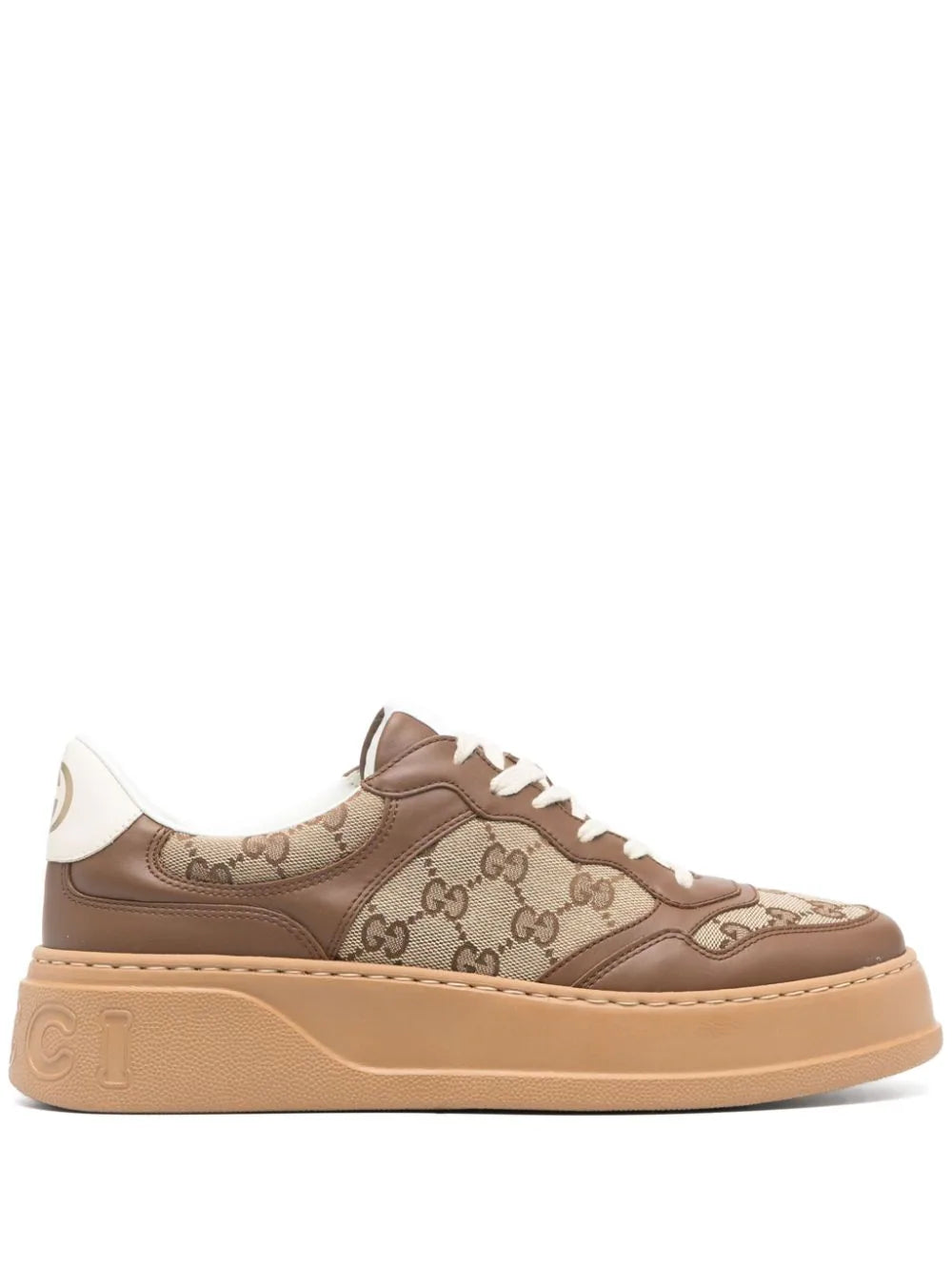 Gucci tenis bajos con relieve GG