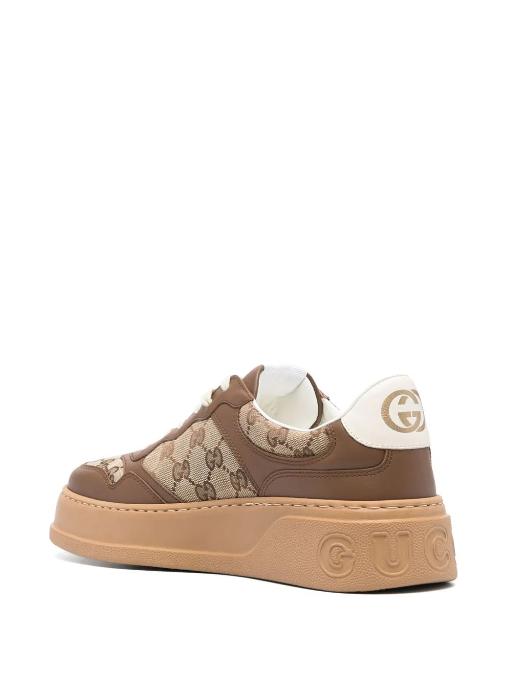 Gucci tenis bajos con relieve GG