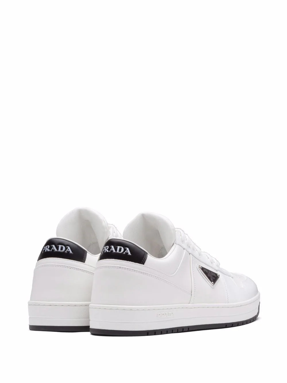 Prada tenis con placa del logo