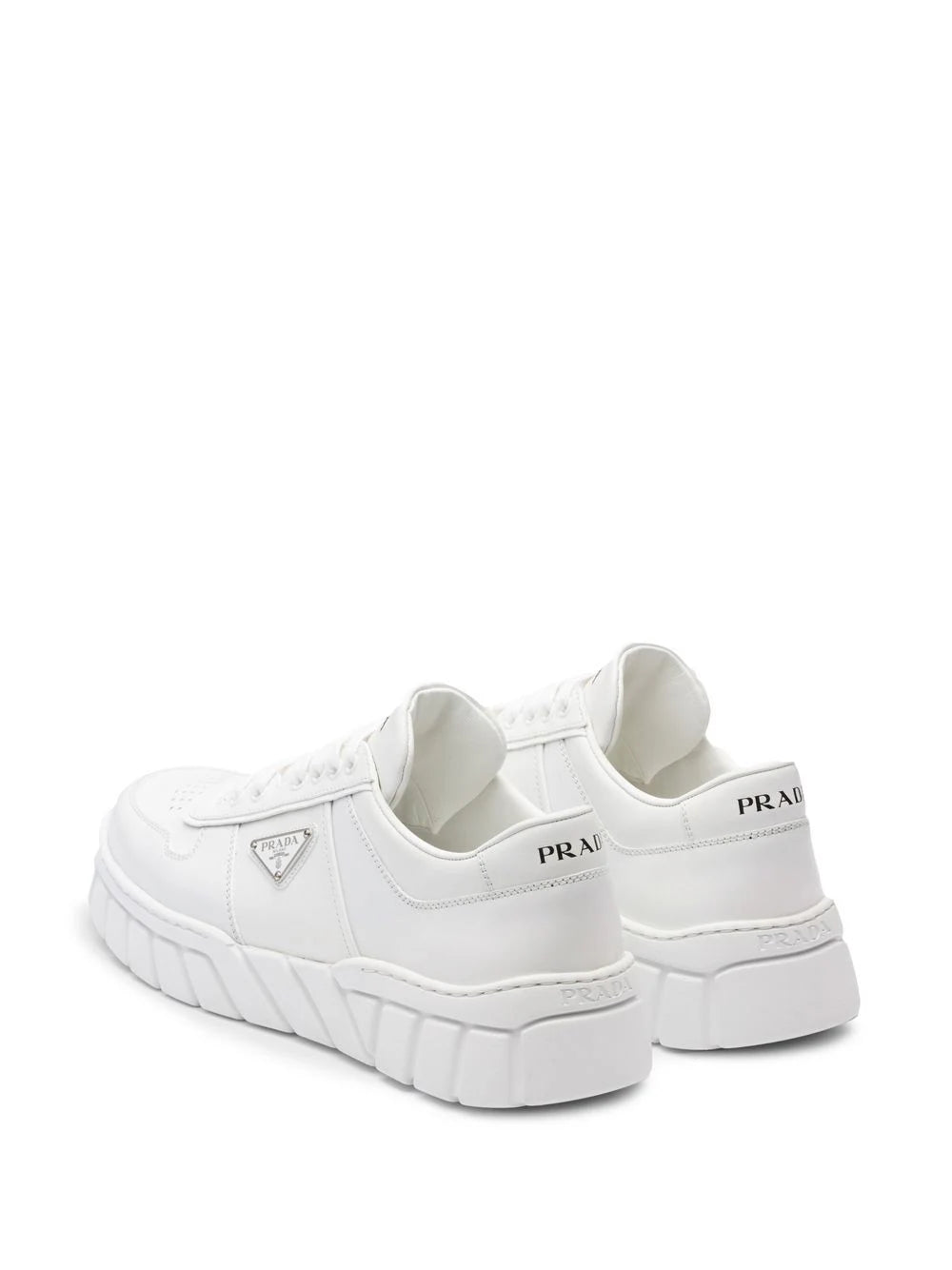 Prada tenis bajos con placa del logo