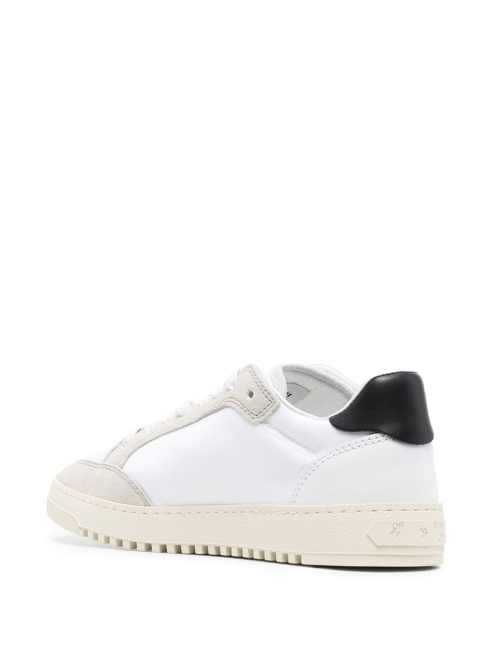 Tenis Off-White con agujetas y parche del logo