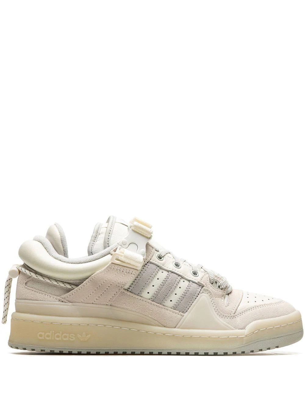 Tenis Forum Buckle Low "White" de adidas x Bad Bunny