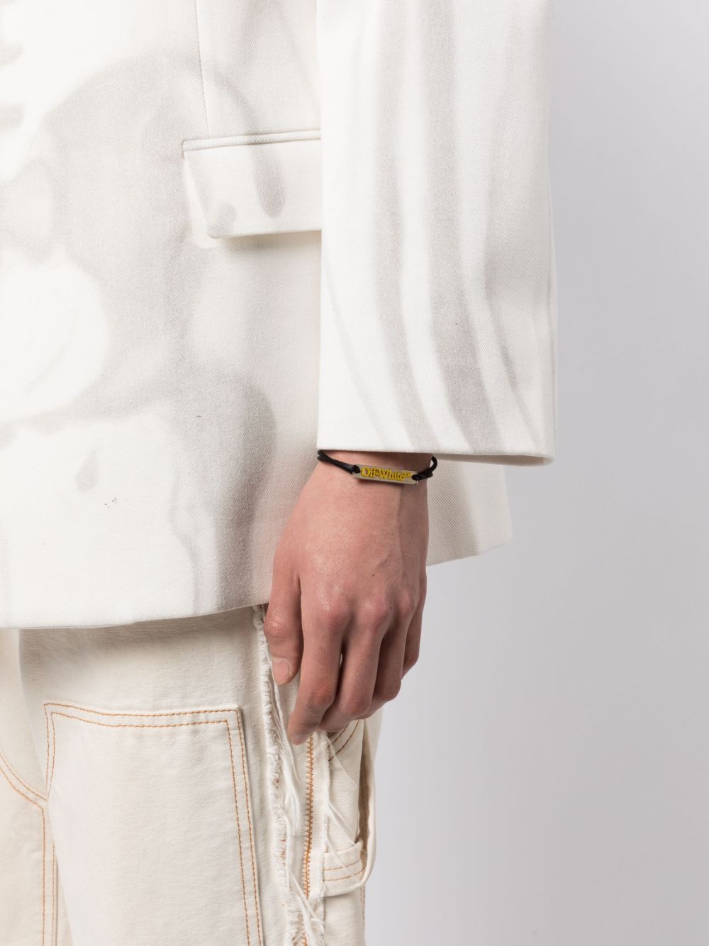 Pulsera Off-White estilo cable con placa del logo