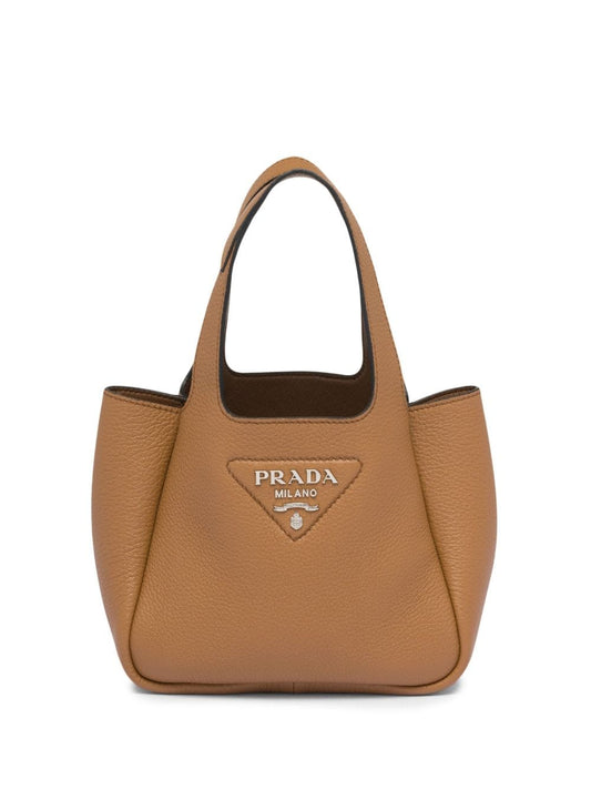 Prada tote con placa del logo