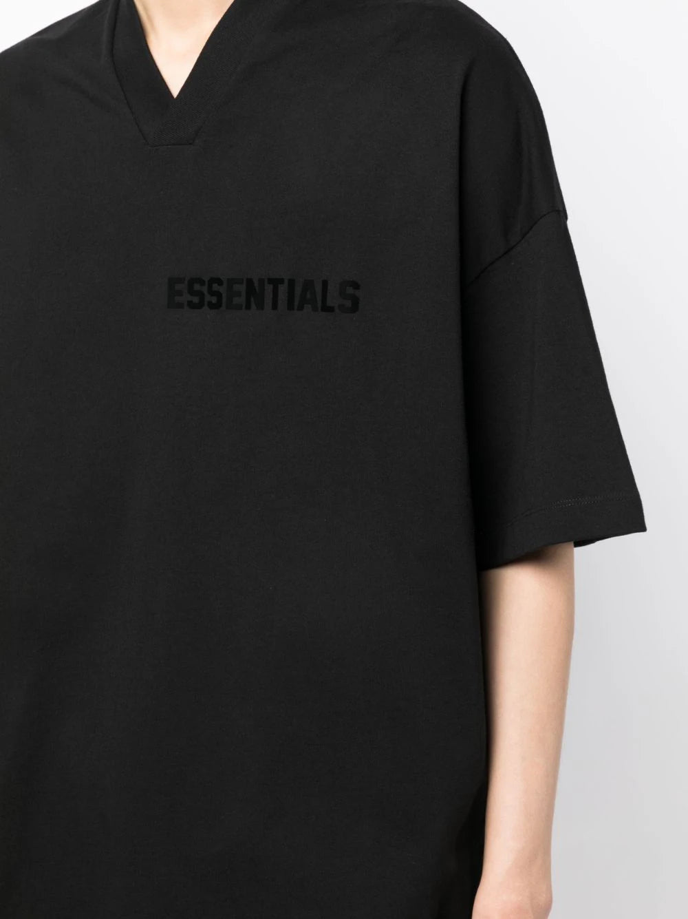 Playera Fear of God Essentials con logo estampado y cuello V