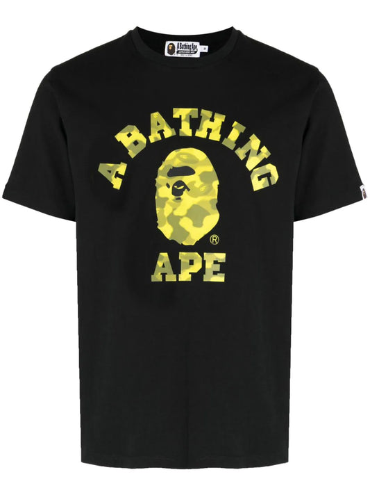 A BATHING APE® playera Radiation College