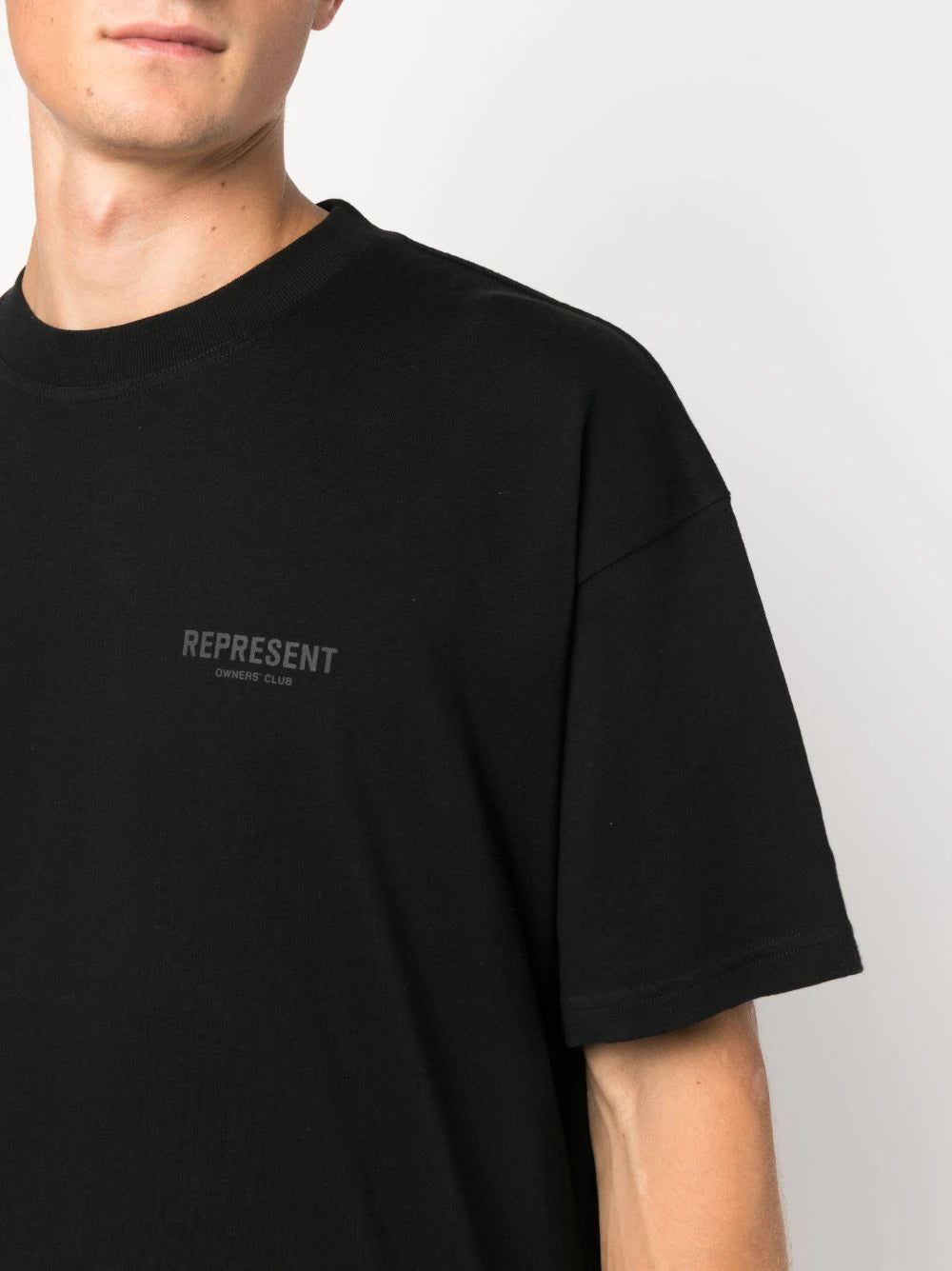 Playera Represent con logo estampado