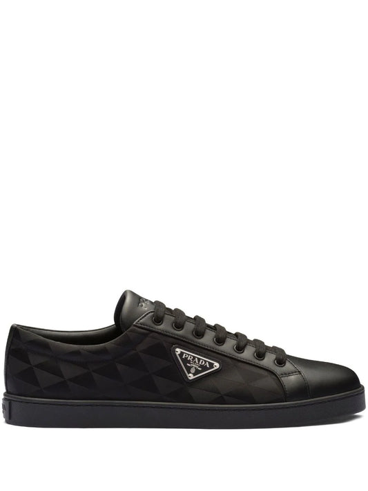 Prada tenis con agujetas con logo triangular