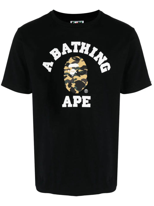 A BATHING APE® playera 1st Camo College