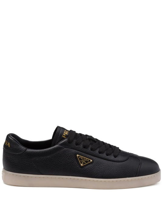 Prada tenis con logo triangular