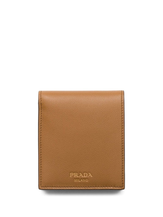 Prada cartera con logo en relieve