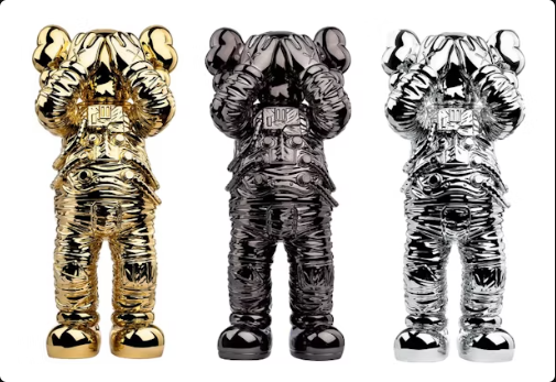 Set de figuras KAWS Holiday Space en dorado/negro/plateado