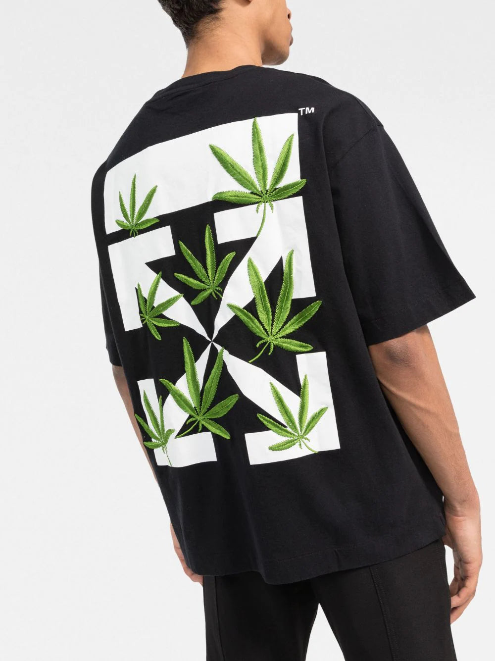 Playera Off-White con estampado gráfico