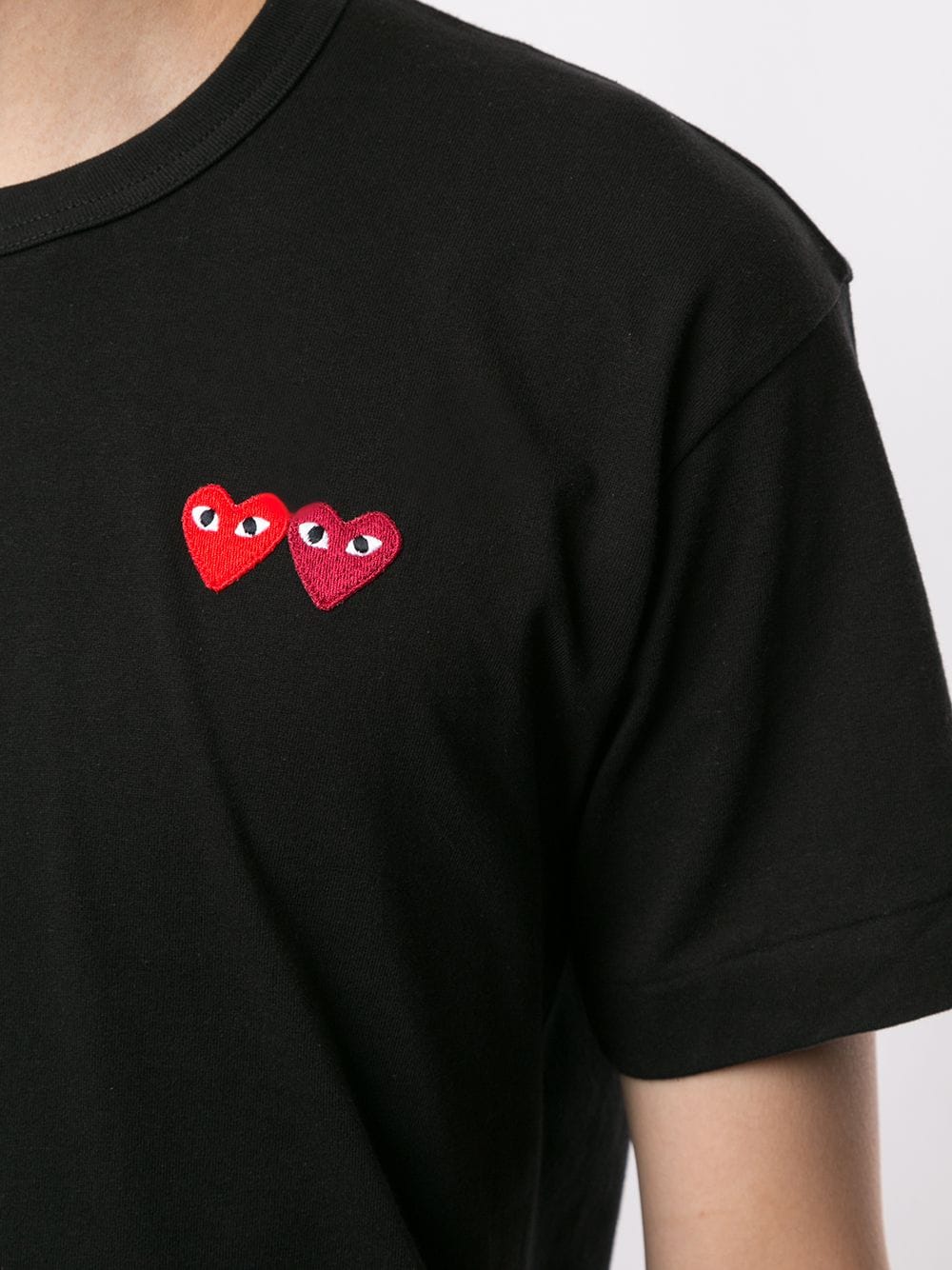 Playera CDG con apliques y doble corazón